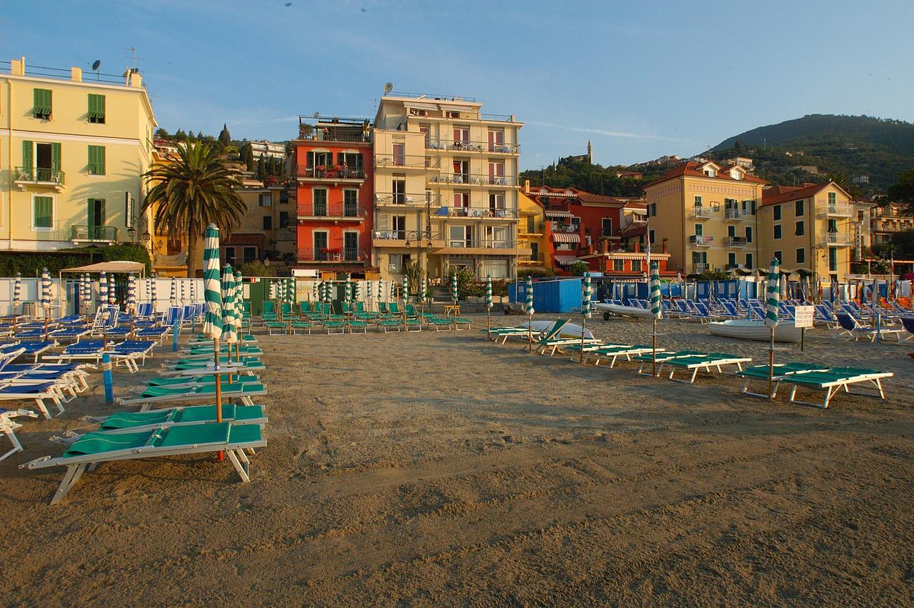 Hotel Tirreno Alassio Exterior photo